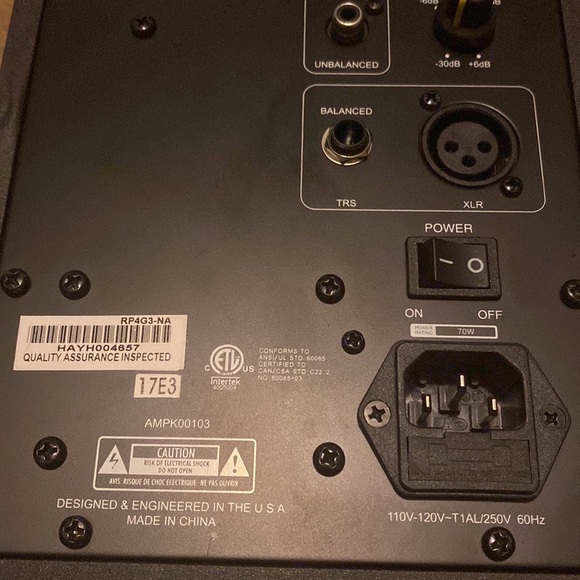 Pair of KRK ROKIT 4
2-way powered studio monitor with 4" woofer and 1" tweeter - Picture 12 of 14